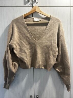 Cropped V-Neck Knit Sweater in Taupe Beige